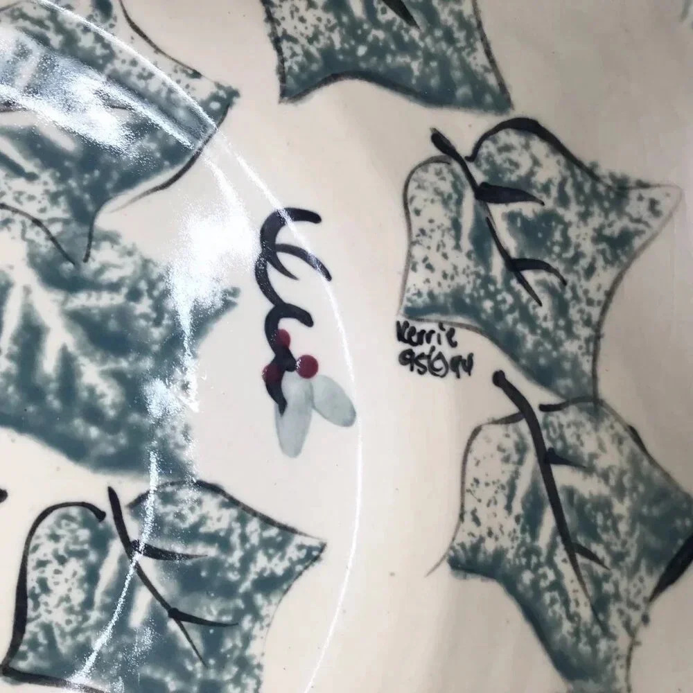 Vintage Abstract Studio Ceramic Ivy Holly Serving Bowl Artist Signed Green Red - Picture 8 of 15